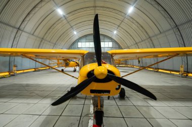 Sarı uçak, hangarda.