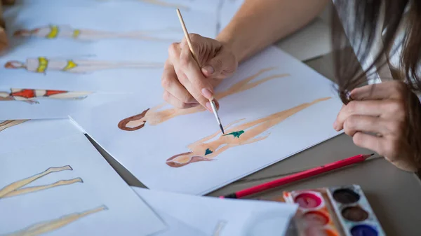 Ansiktslös Kvinna Ritar Skisser Badkläder Närbild Händerna Modedesigner — Stockfoto