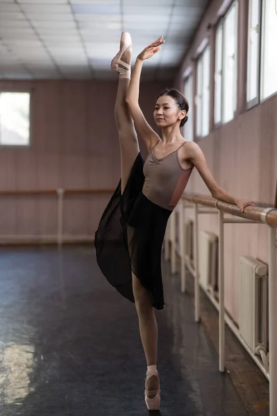 Pełna Wdzięku Azjatycka Balerina Beżowym Body Czarnej Spódnicy Ćwiczy Lekcji — Zdjęcie stockowe