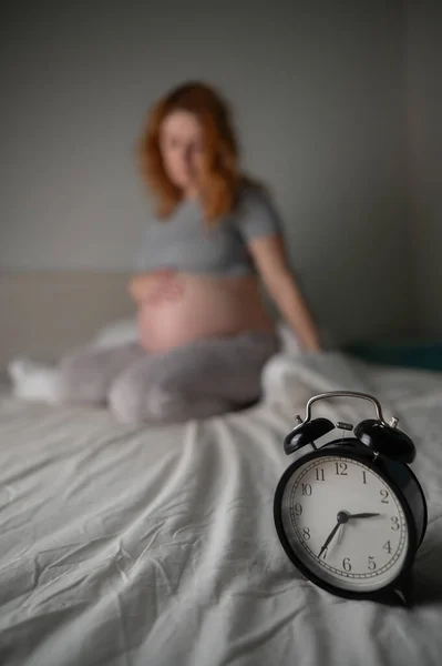 Λευκή Έγκυος Γυναίκα Κάθεται Στο Κρεβάτι Και Υποφέρει Από Αϋπνία — Φωτογραφία Αρχείου