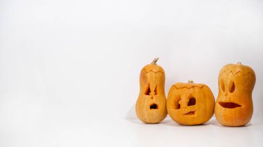 Beyaz arka planda üç tane Jack-o-Lantern. Cadılar Bayramı dekorasyonu