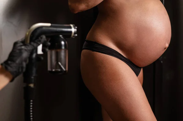 Pregnant Woman Getting Instant Tan Master Applies Bronzer Spray — Stock Photo, Image