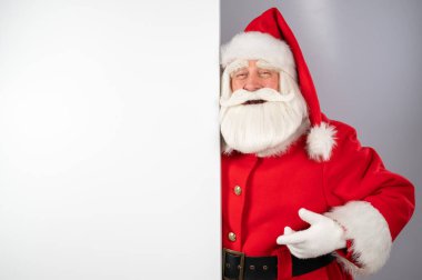 Noel Baba boş bir yeri işaret ediyor. Noel reklamı