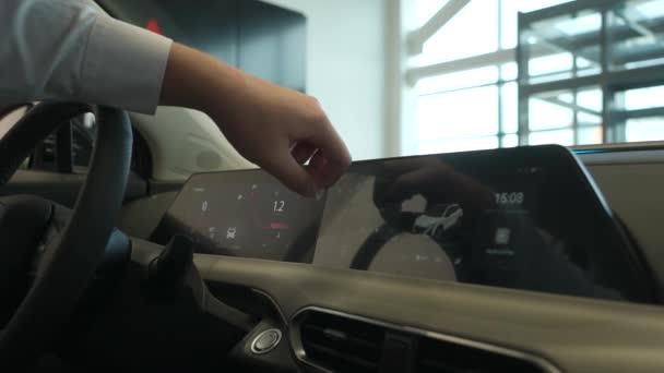 一个男人从一辆新车的仪表盘上取下保护膜 — 图库视频影像
