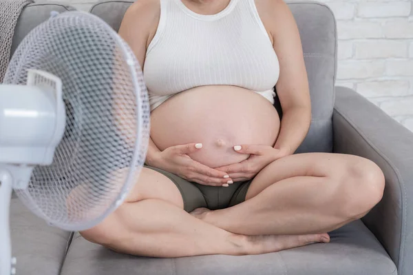 Een Zwangere Vrouw Zit Bank Streelt Haar Buik Geniet Van — Stockfoto
