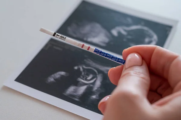 Žena Držící Pozitivní Těhotenský Test Pozadí Fotografie Ultrazvukem — Stock fotografie