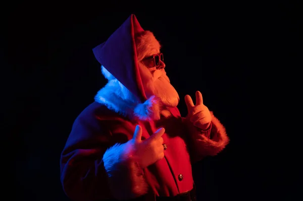 Porträt Des Weihnachtsmannes Mit Sonnenbrille Neonlicht — Stockfoto