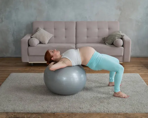 Zwangere Roodharige Vrouw Doet Oefeningen Fitness Bal Thuis — Stockfoto