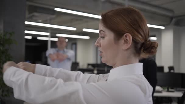Tre Impiegati Scaldano Durante Una Pausa Dipendenti Fanno Esercizi Fitness — Video Stock