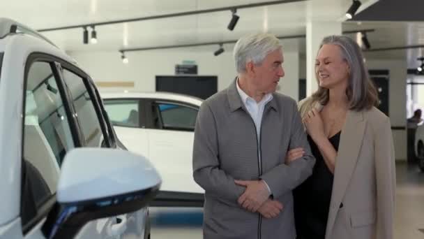 Couple Âgé Choisit Une Voiture Chez Concessionnaire Automobile — Video
