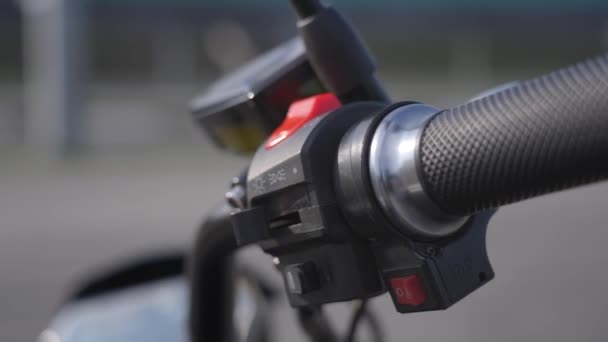 Elektromos Motorkerékpár Kormánykerekének Közelsége — Stock videók