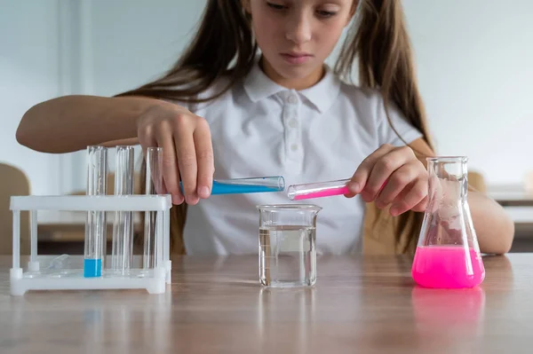 Schoolgirl Conducts Experiments Chemistry Lesson Girl Pouring Colored Liquids Beaker — Stock Photo, Image