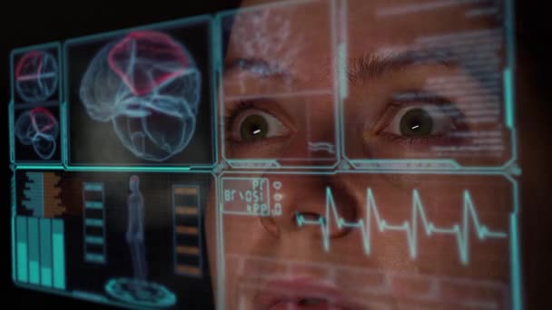 Белая Женщина Смотрит Виртуальное Меню Медицинский Экран Исследование Мозга Человека — стоковое видео