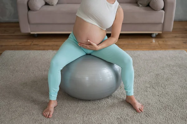 Gezichtsloze Zwangere Vrouw Doet Oefeningen Fitball Thuis — Stockfoto