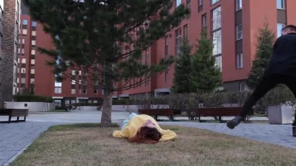 Blanke Vrouw Ligt Het Gras Man Doet Een Salto Haar — Stockvideo