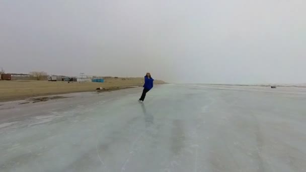 Mujer Caucásica Suéter Azul Patina Lago Helado Patinador Artístico Realiza — Vídeos de Stock