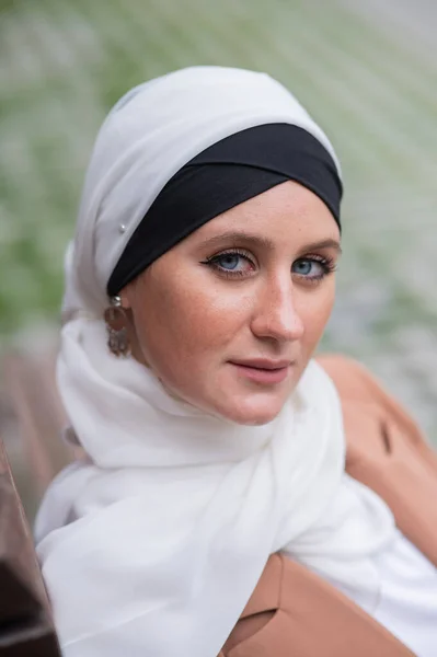 Портрет Молодої Блакитноокої Жінки Хіджабі Відкритому Повітрі — стокове фото