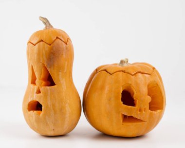 Beyaz arka planda iki Jack-o-Lantern. Cadılar Bayramı dekorasyonu