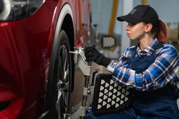 一位女汽车修理工做了一个曲面 在汽车服务部门工作的妇女 — 图库照片