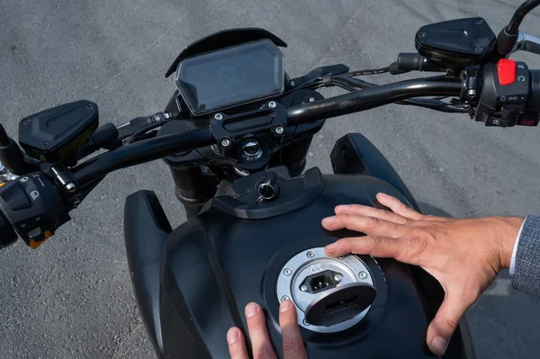 Homem Abriu Tomada Carregamento Uma Motocicleta Elétrica — Fotografia de Stock