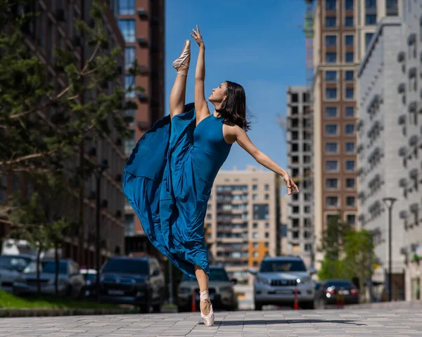 Hermosa Bailarina Asiática Bailando Aire Libre Paisaje Urbano — Foto de Stock