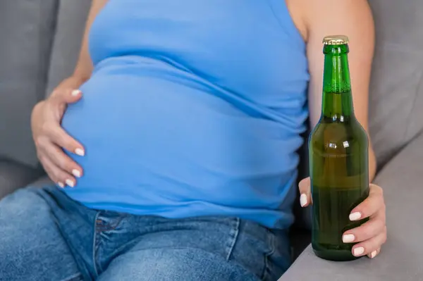Mulher Grávida Sem Rosto Bebe Cerveja Enquanto Senta Sofá — Fotografia de Stock