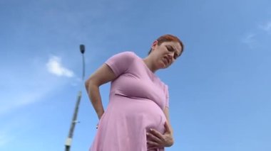 Video 360 derece. Beyaz hamile kadın doğum öncesi kasılmalar sırasında acı çekiyor.