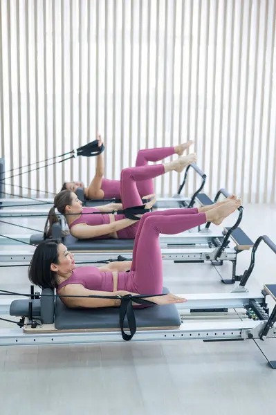 Três Mulheres Asiáticas Roupas Esportivas Rosa Fazendo Exercícios Pilates Com — Fotografia de Stock
