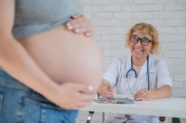 Doktor Porodník Gynekolog Svého Stolu Pozadí Detailní Záběr Těhotných Žen — Stock fotografie