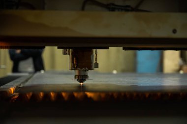 CNC makinesi. Metal lazer kesimi. Kıvılcım