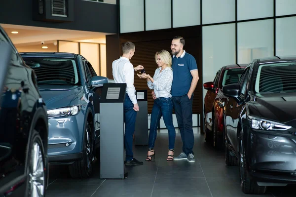 Der Verkäufer Übergibt Die Autoschlüssel Die Käufer Das Paar Kaufte — Stockfoto