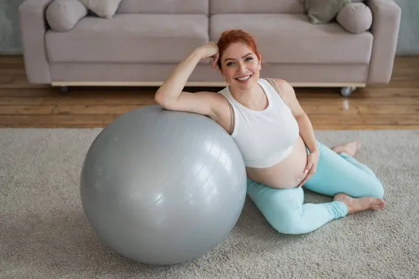 Zwangere Vrouw Rusten Het Sporten Zitten Vloer Buurt Van Fitness — Stockfoto