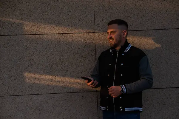 Homem Barbudo Usando Smartphone Livre Pôr Sol — Fotografia de Stock