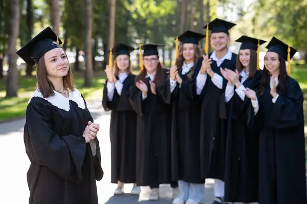 Mezuniyet Elbisesi Giymiş Bir Grup Mutlu Öğrenci Dışarıda Planda Genç — Stok fotoğraf