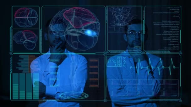 Kaksi Valkoihoista Partamiestä Keskustelee Virtuaalisen Valikon Lääketieteellisestä Näytöstä Ihmisen Aivotutkimus — kuvapankkivideo