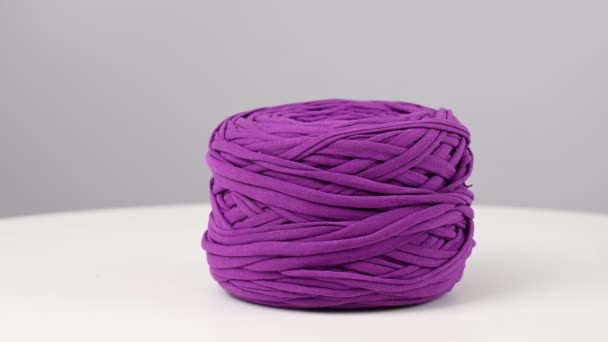 白い背景に紡がれた綿糸の紫のボール — ストック動画