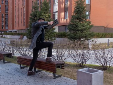 Kafkasyalı adam çıldırdı ve dışarıda dizüstü bilgisayar kırdı.