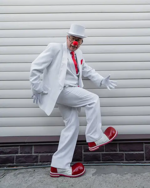 Пожилой Человек Белом Костюме Огромных Сапогах Клоунском Носу Смешно Ходит — стоковое фото