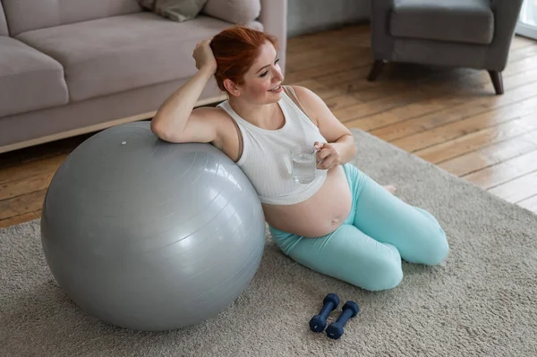 Zwangere Vrouw Drinkt Water Het Sporten Fitness Bal — Stockfoto