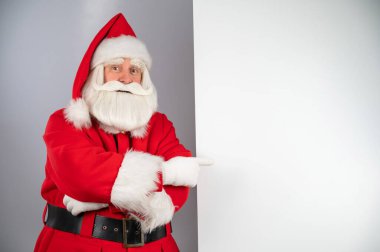 Noel Baba boş bir yeri işaret ediyor. Noel reklamı