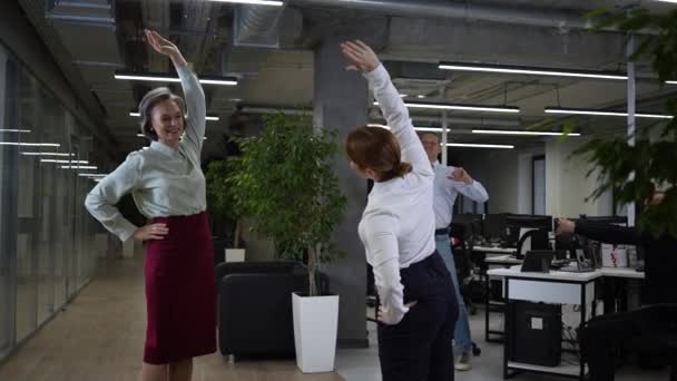 Four Office Workers Warm Break Employees Fitness Exercises Workplace Slow — Video Stock