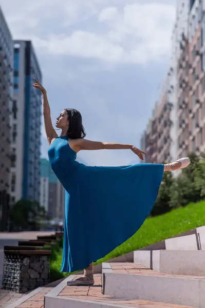 美丽的亚洲芭蕾舞演员在户外跳舞 城市景观 — 图库照片