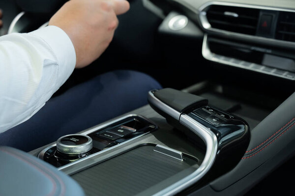 Крупный план руки человека на руле современного автомобиля