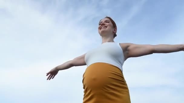 Video 360 Graden Gelukkig Kaukasische Zwangere Vrouw Raakt Zachtjes Haar — Stockvideo
