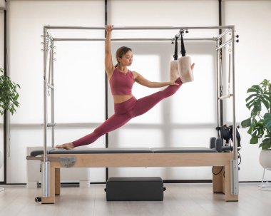 Güzel Asyalı kadın bir reformcudan ayrılıyor.