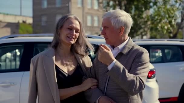 Reifes Kaukasisches Paar Das Vor Einem Auto Freien Steht Älterer — Stockvideo
