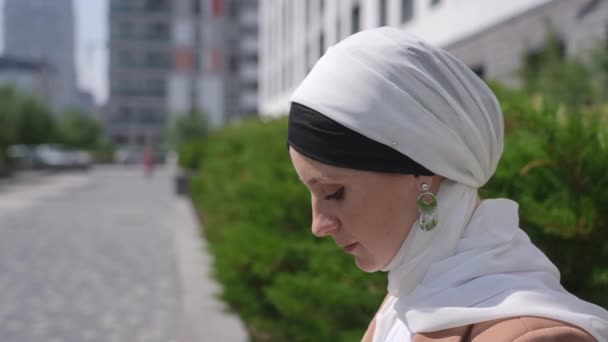 Una Joven Vestida Con Hijab Sienta Banco Escribe Portátil — Vídeo de stock