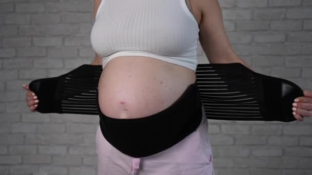 Ciężarna Kobieta Zakłada Czarny Dwuczęściowy Bandaż Brzuch Obcięty — Wideo stockowe