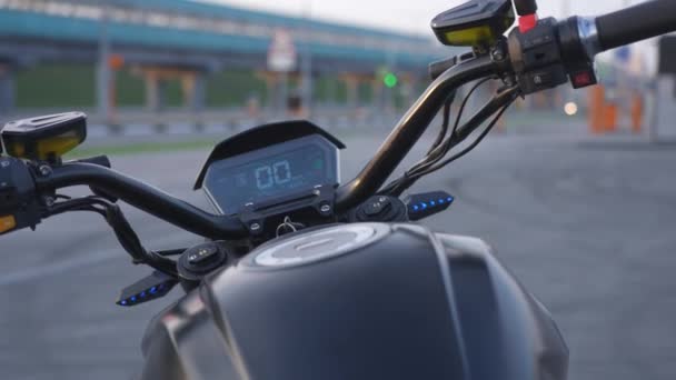 Park Halindeki Elektrikli Bir Motosikletin Gösterge Paneli — Stok video