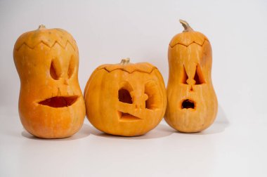 Beyaz arka planda üç tane Jack-o-Lantern. Cadılar Bayramı dekorasyonu
